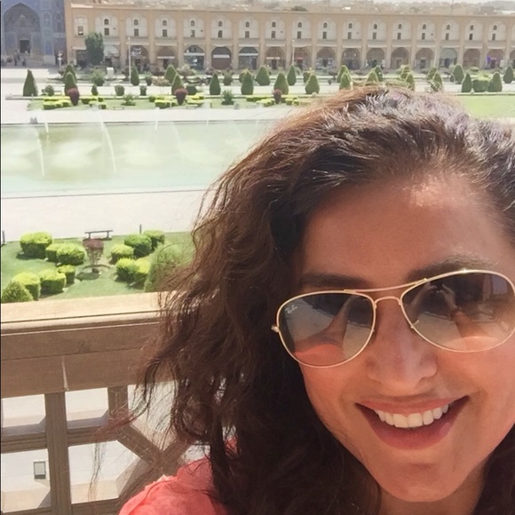 Meet your Posher, Roya - Picture 2 of 6